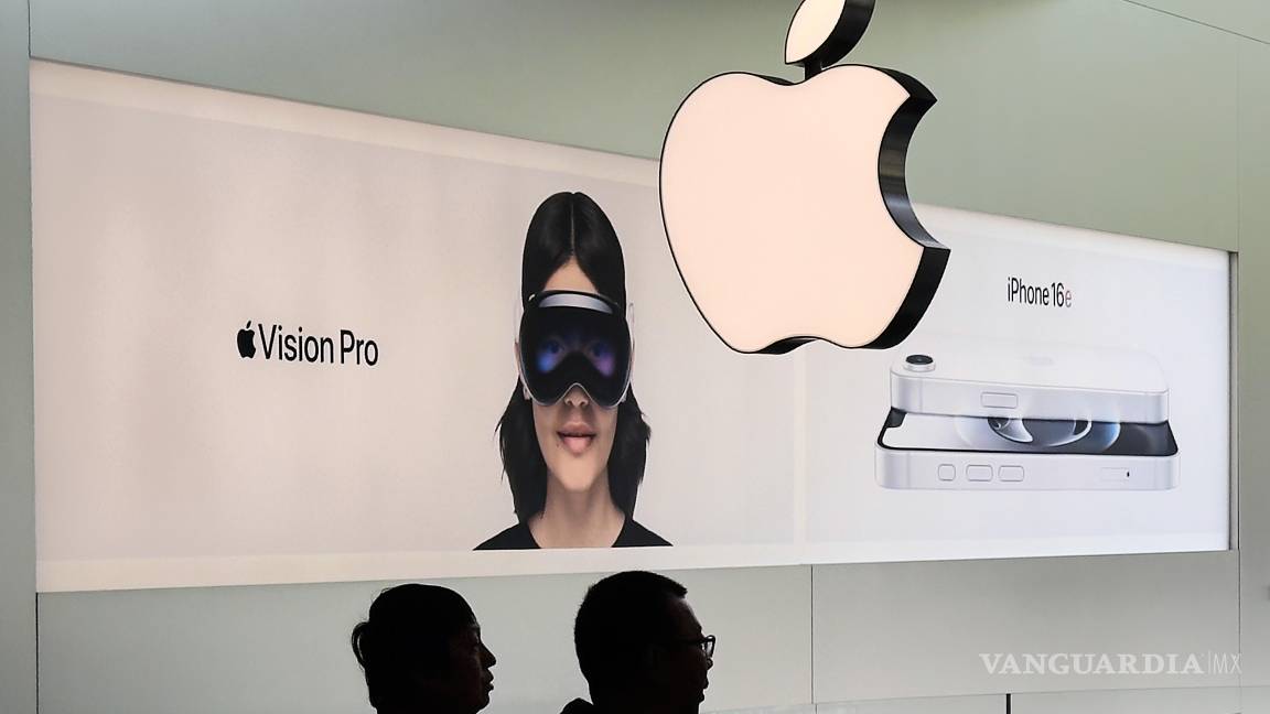 $!Apple intentó apaciguar a Trump en febrero al anunciar planes para gastar 500,000 millones de dólares y contratar a 20,000 personas en Estados Unidos hasta 2028.