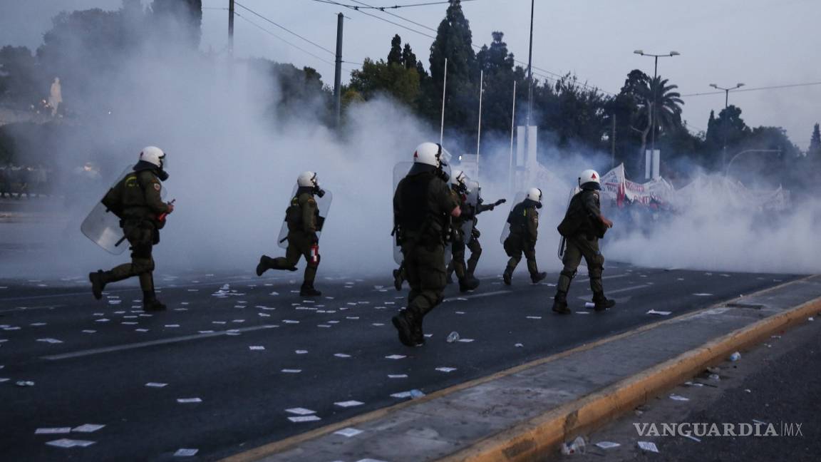 Anarquistas lanzaron bombas incendiarias al Parlamento en Grecia