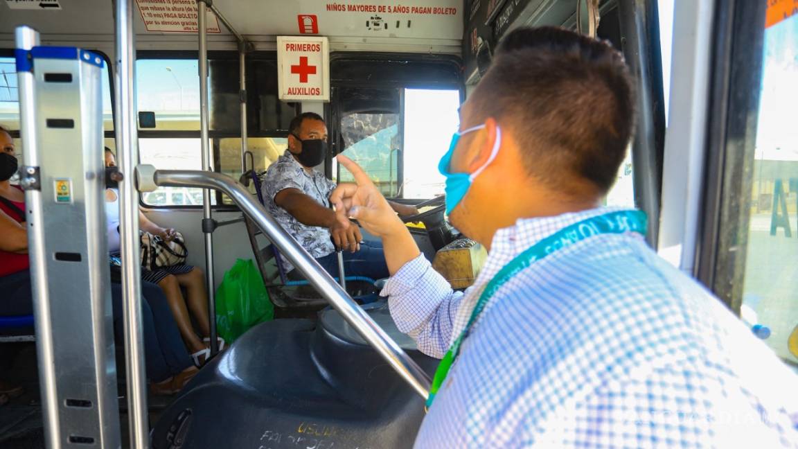 $!Regalan cubrebocas a usuarios del transporte público en filtros sanitarios de Torreón