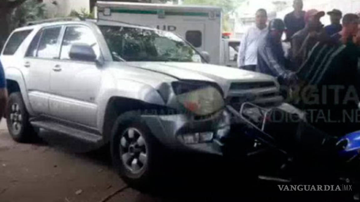 Atropella con su camioneta a ladrones que le quitaron su celular (video)