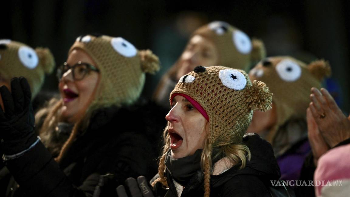 $!Ashley Johnson de Dallas espera que Punxsutawney Phil, la marmota que pronostica el clima, salga y haga su predicción. AP/Barry Reeger