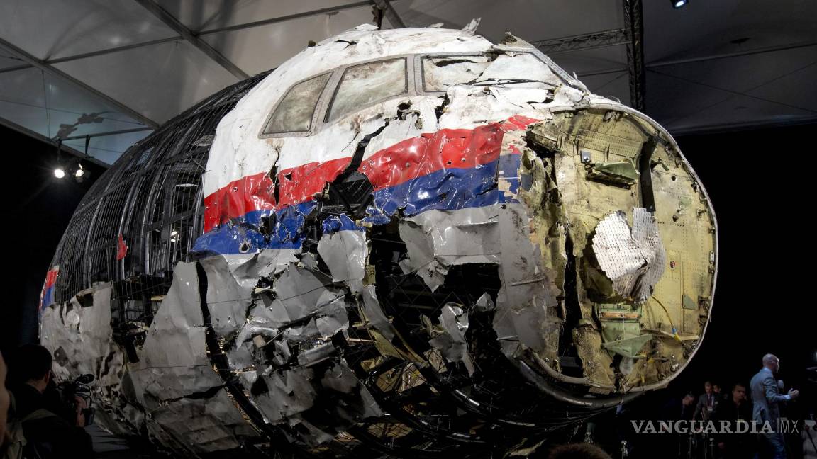 $!Imagen del martes 13 de octubre de 2015 que muestra los restos recuperados del Vuelo MH17 de Malaysia Airlines. AP/Peter Dejong