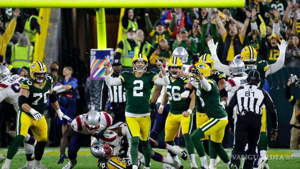$!Mason Crosby (2), pateador de Packers de Green Bay, celebra después de conectar un gol de campo de 31 yardas durante el tiempo extra en contra de los Patriots.