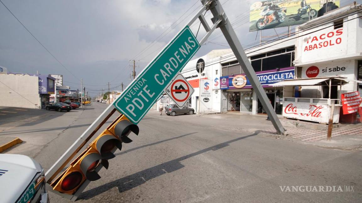 $!Fuertes vientos causan caída de un semáforo en céntrica zona de Saltillo