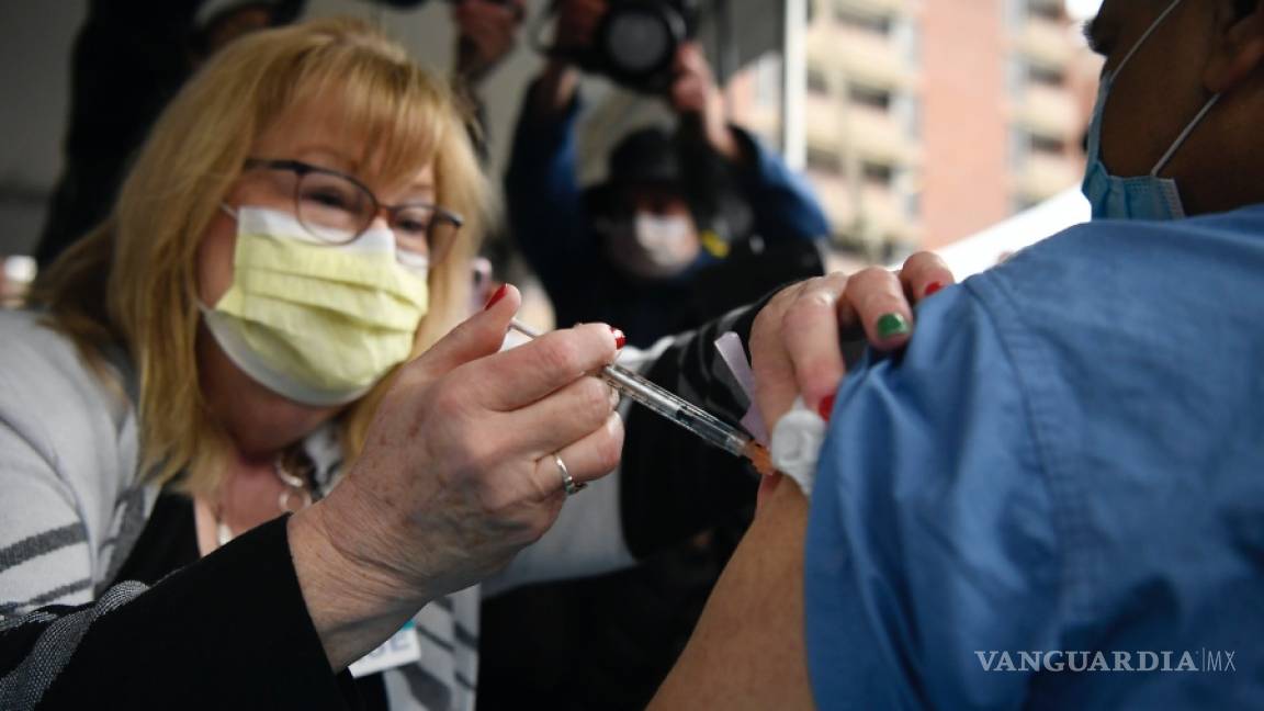 Cientos de hospitales en EU vacunan contra la COVID-19 a su personal