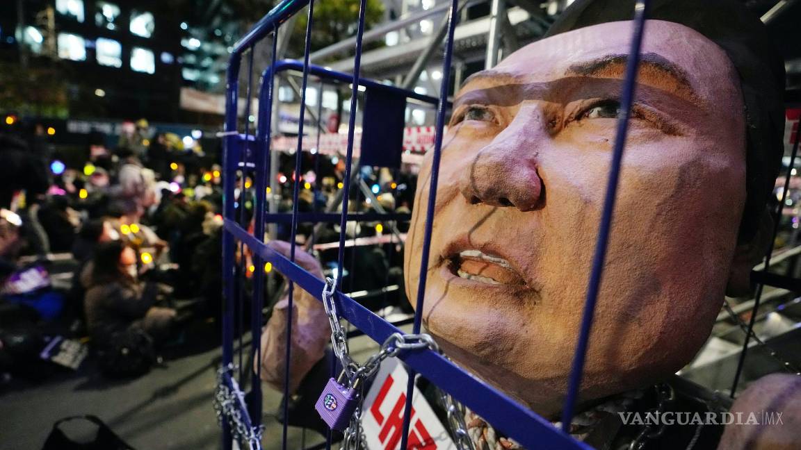$!Una caricatura que representa al presidente surcoreano encarcelado Yoon Suk Yeol en una manifestación para exigir su destitución frente a la Asamblea Nacional.