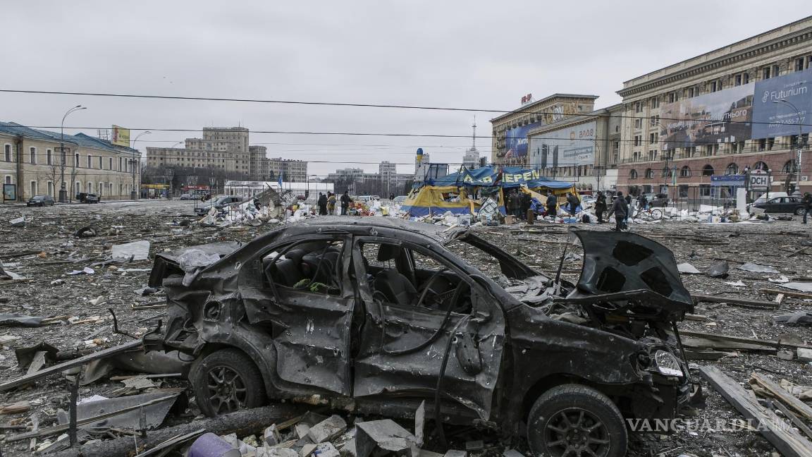 $!Vista de la plaza central de Járkiv, la segunda ciudad de Ucrania, tras bombardeos rusos, el 1 de marzo de 2022. (AP Foto/Pavel Dorogoy)