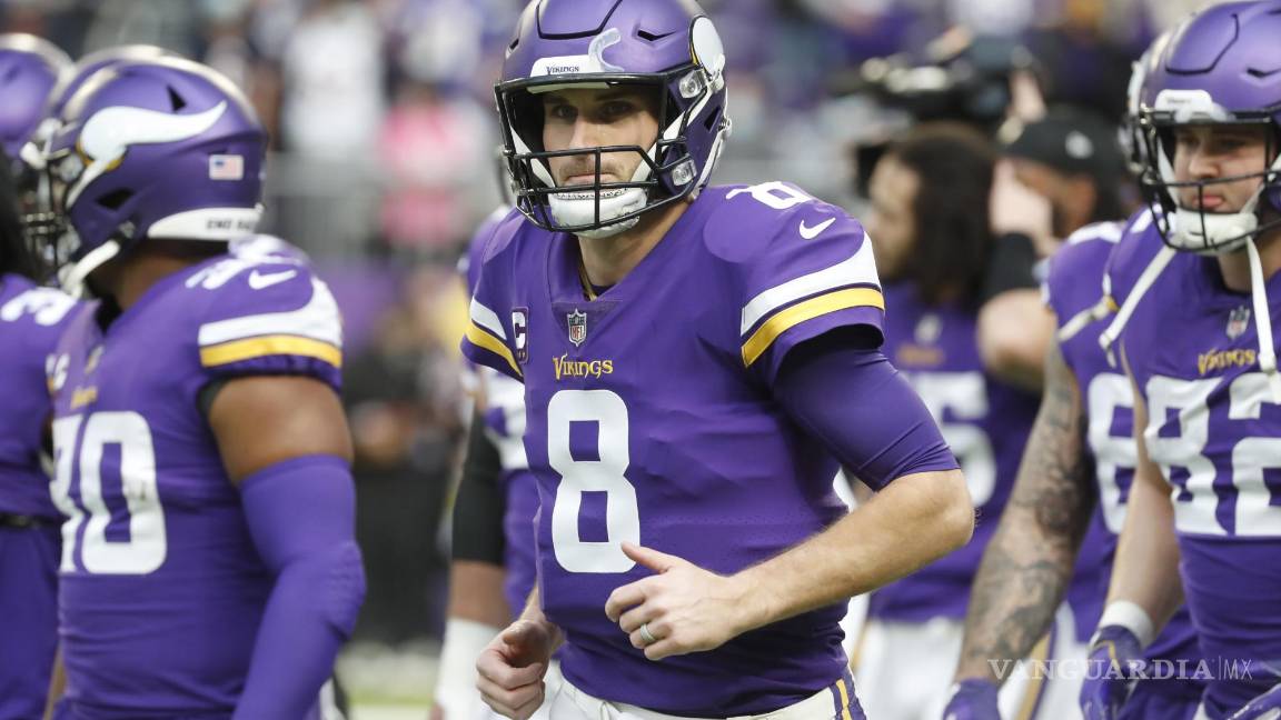 $!El quarterback de los Vikings de Minnesota Kirk Cousins (8) corre en el campo antes de un juego de NFL contra los Bears de Chicago.AP/Bruce Kluckhohn