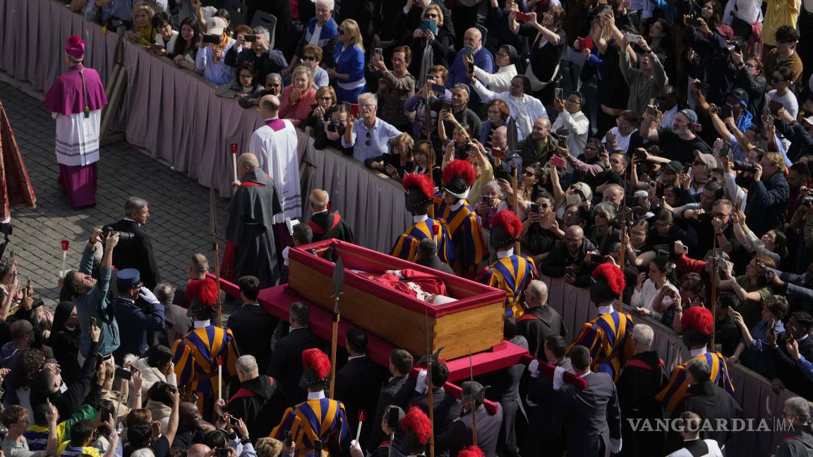 $!La procesión con el cuerpo del papa Francisco, que estará tres días en la basílica de San Pedro, pasa entre la multitud en el Vaticano.