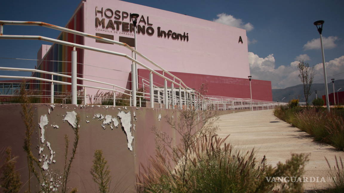Vigilante de las abandonadas instalaciones del Hospital Materno Infantil de Saltillo reclama su pago
