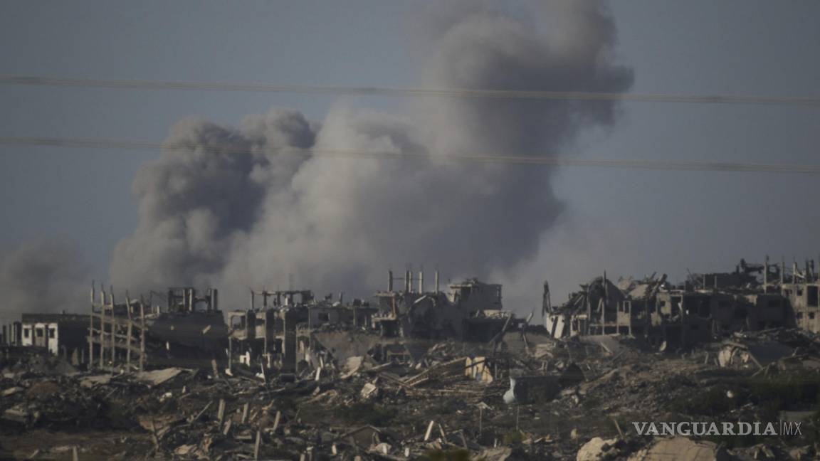 $!Residentes palestinos informaron de intensos bombardeos en toda la ciudad de Gaza el martes por la mañana.