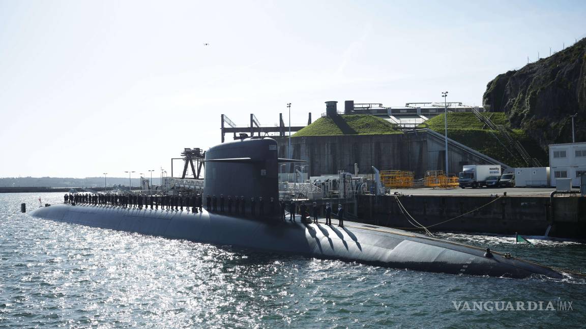 $!Marineros a bordo de un submarino esperan la llegada del presidente francés, Emmanuel Macron, a la base naval de submarinos nucleares de Ile Longue.