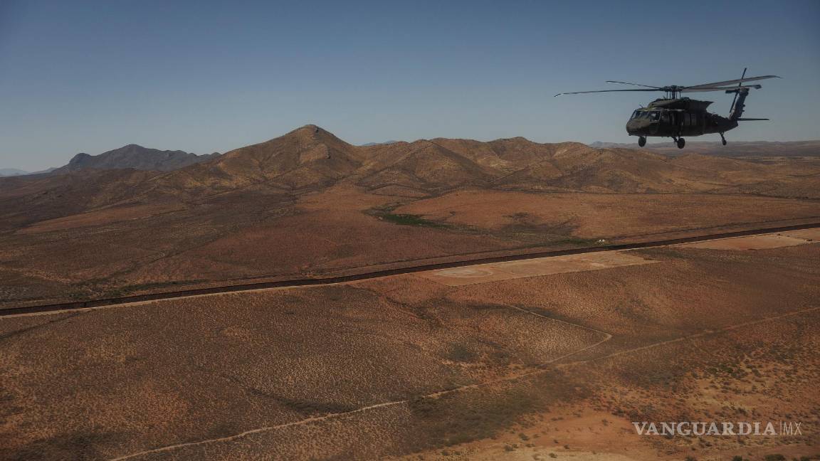 $!Un helicóptero Black Hawk sobrevuela la frontera sur en Arizona. El Pentágono ha enviado miles de tropas, aviones espía e incluso dos buques de guerra para vigilar el territorio y las costas.