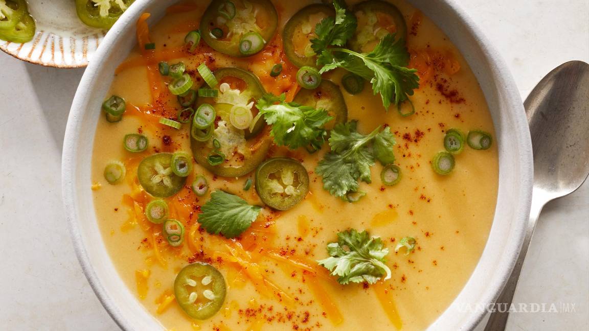$!Receta 1: Sopa de papa y queso cheddar con jalapeños en escabeche.