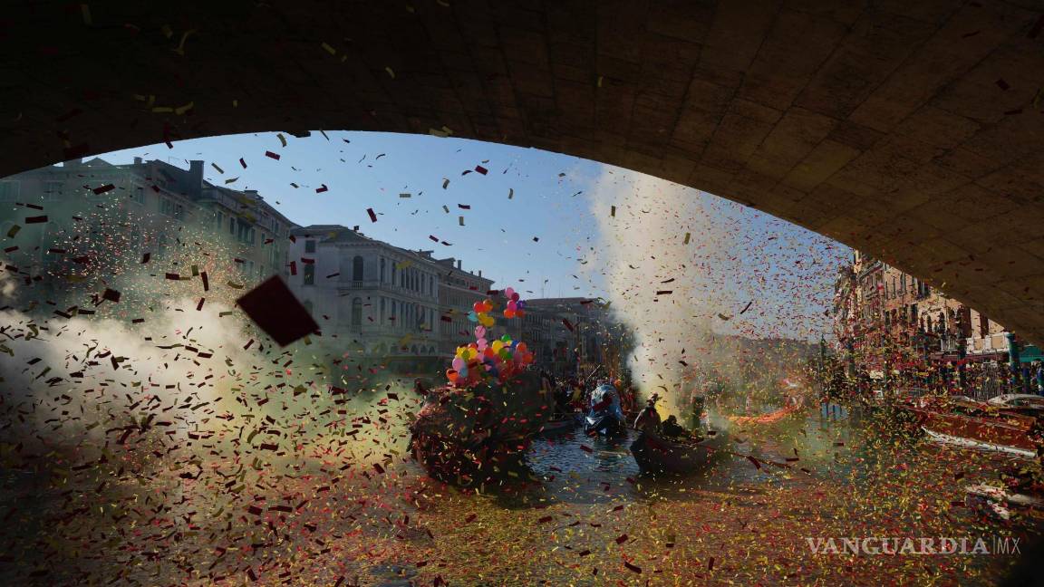 $!Bajo una lluvia de confeti, embarcaciones participan en el tradicional desfile en góndola del Carnaval de Venecia, Italia, el 28 de enero de 2024.