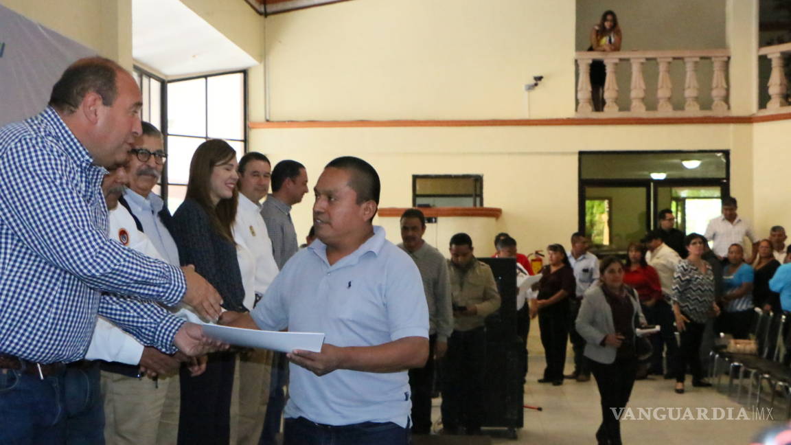 Entrega Rubén Moreira 384 certificados a trabajadores que terminaron primaria y secundaria