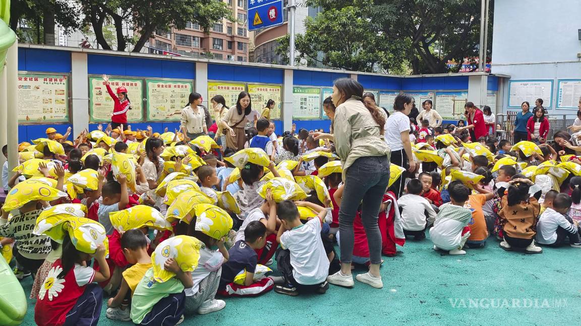 $!Niños son evacuados a un patio de recreo en un jardín de infantes en el condado de Shimian de la ciudad de Ya’an, en la provincia de Sichuan, suroeste de China.