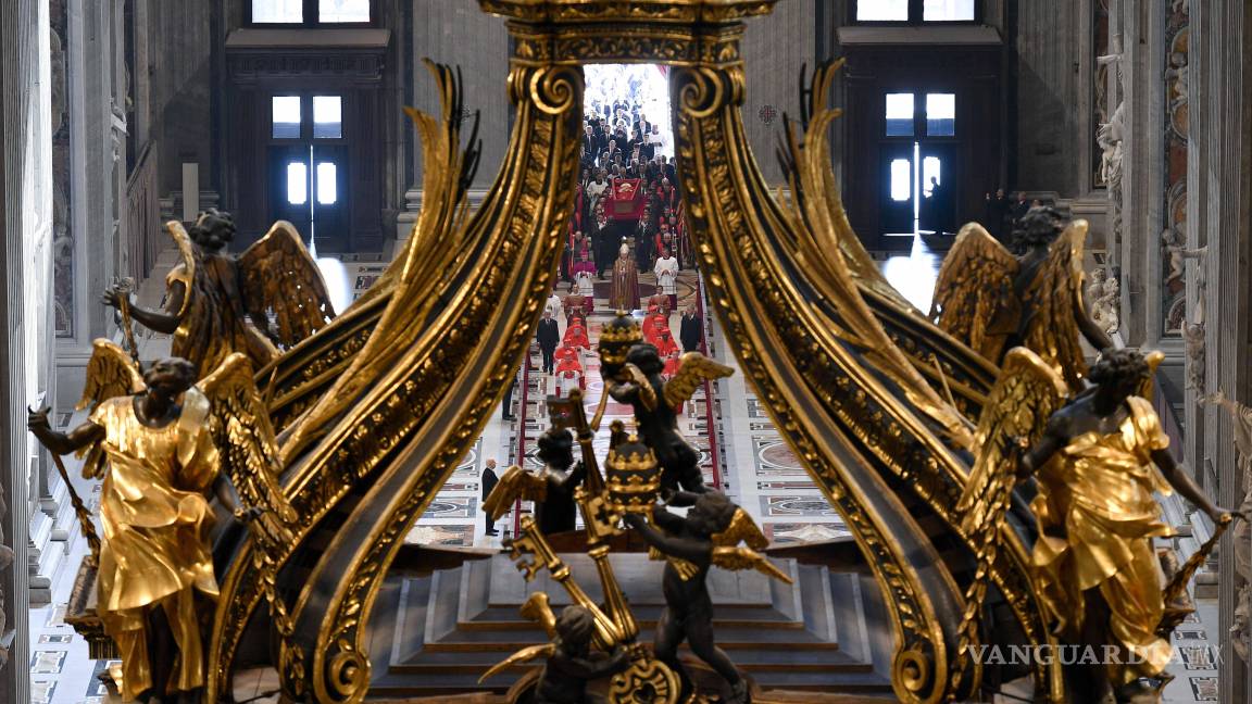 $!Despiden miles de fieles al Papa Francisco en la Basílica de San Pedro