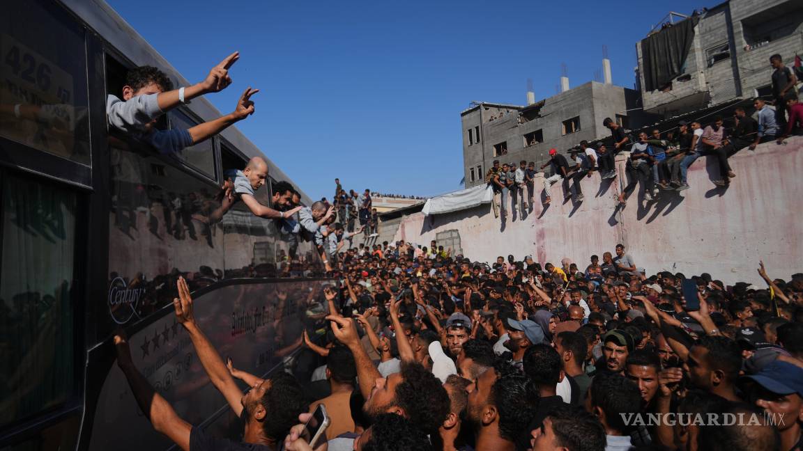 $!La gente se reúne para saludar a los presos palestinos que llegan en autobuses a la Franja de Gaza tras su liberación de cárceles israelíes.