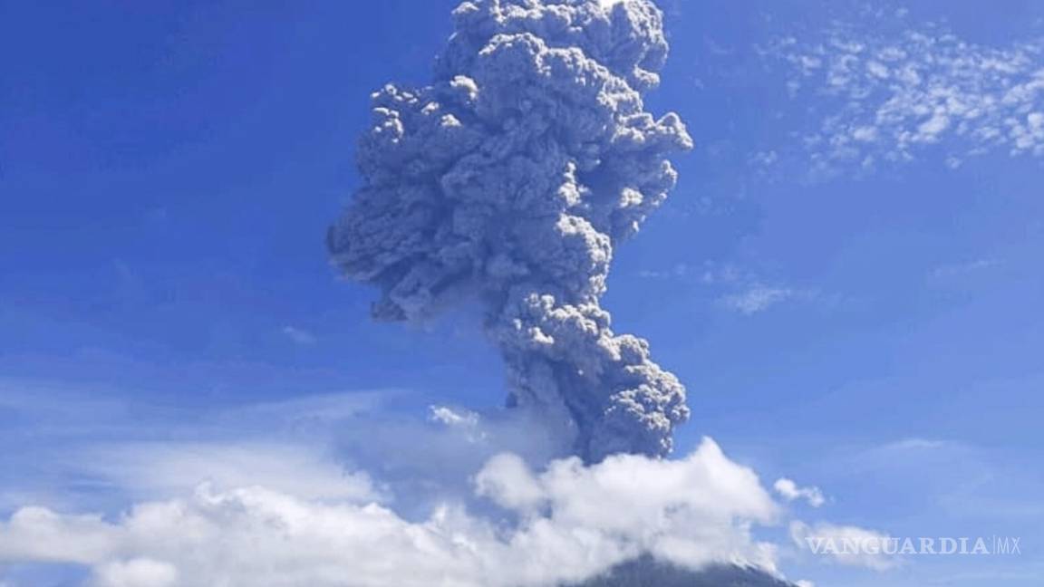 Aterradora erupción del volcán Lewotolok de Indonesia, hace que miles de personas huyan