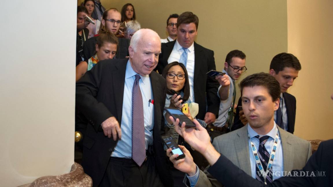 Voto crucial de John McCain tumba intensión de Trump de derogar el Obamacare