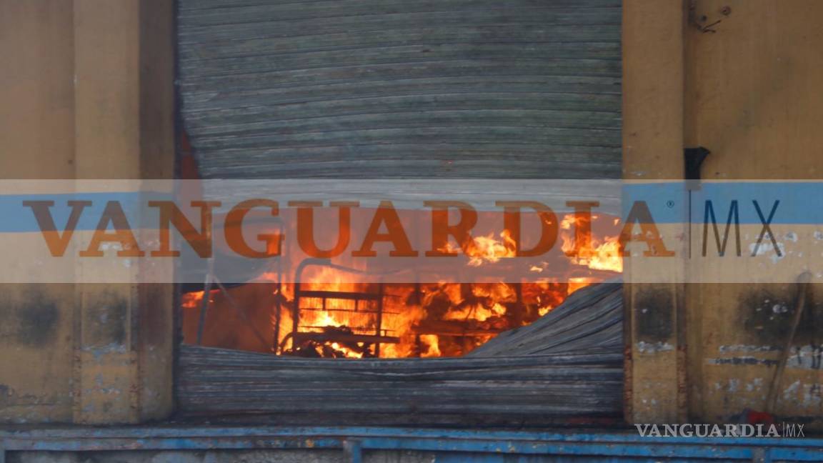 $!Fuerte incendio en bodega a la altura de la Central de Abastos alarma a Saltillo