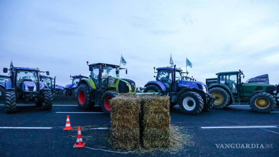 París bajo sitio: bloquean cientos de agricultores las principales carreteras