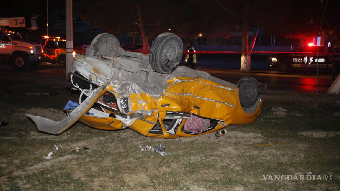 Aparatoso accidente deja un auto volcado en Saltillo
