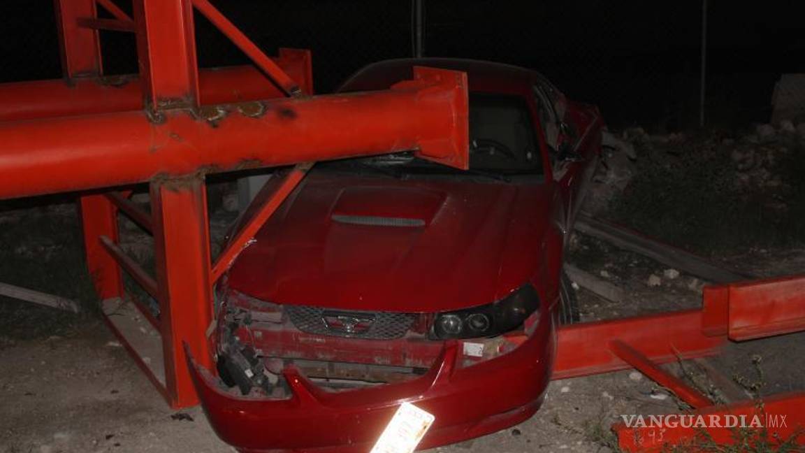 $!Personal de emergencia atendió al conductor después de que su vehículo se estrellara contra una estructura de concreto cerca del aeropuerto Plan de Guadalupe.