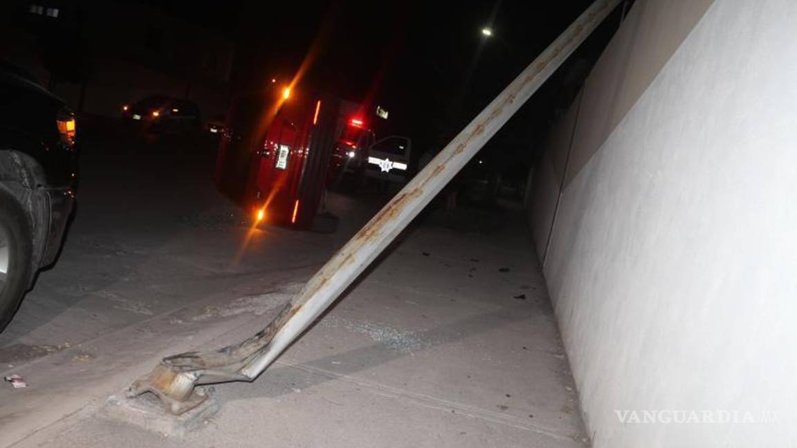 $!La luminaria dañada es propiedad del municipio y fue impactada por el neumático derecho del vehículo.