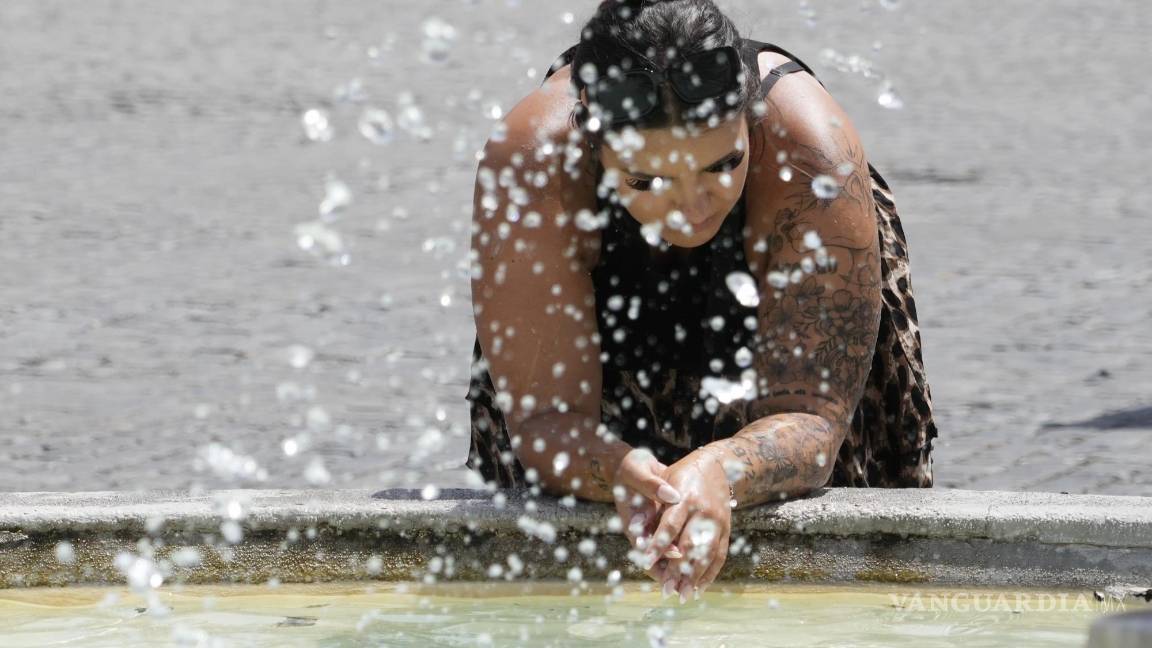 $!Una mujer se refresca de las altas temperaturas en una fuente en Roma, el 18 de julio de 2023.