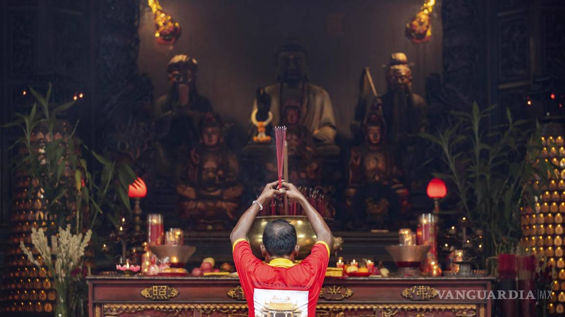 $!Una persona reza durante las celebraciones del Año Nuevo Lunar en un templo en Denpasar, Bali, Indonesia.