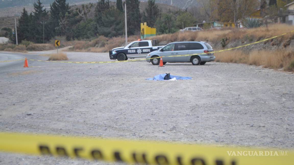 Encuentran cadáver con huellas de violencia en carretera de Arteaga