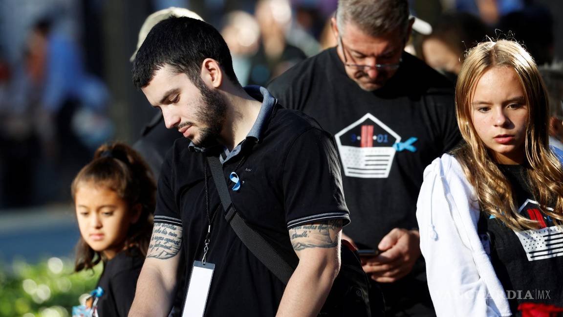 $!La gente visita el Memorial del 11 de septiembre en el vigésimo aniversario de los ataques del 11 de septiembre en Manhattan, Ciudad de Nueva York. EFE/EPA/Mike Segar