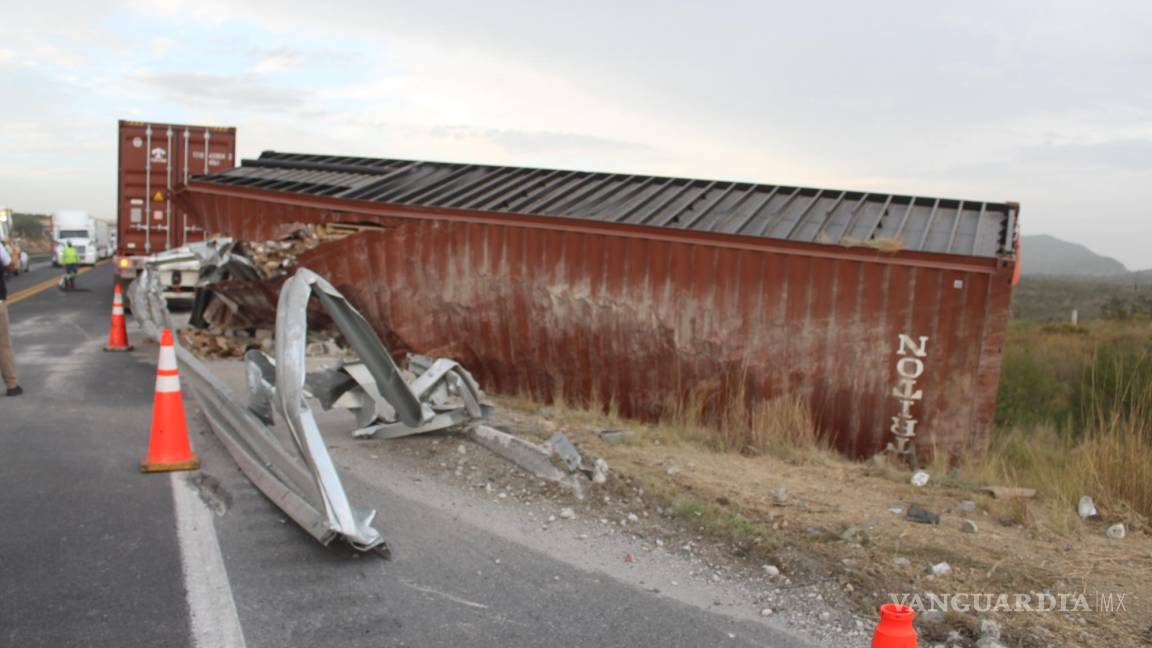 Vuelca trailero y destruye valla perimetral, en Saltillo