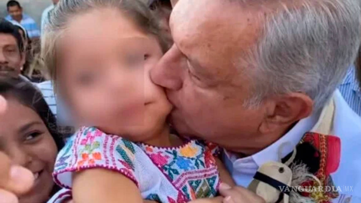 AMLO besó a una niña y se armó la polémica, lo llaman pedófilo