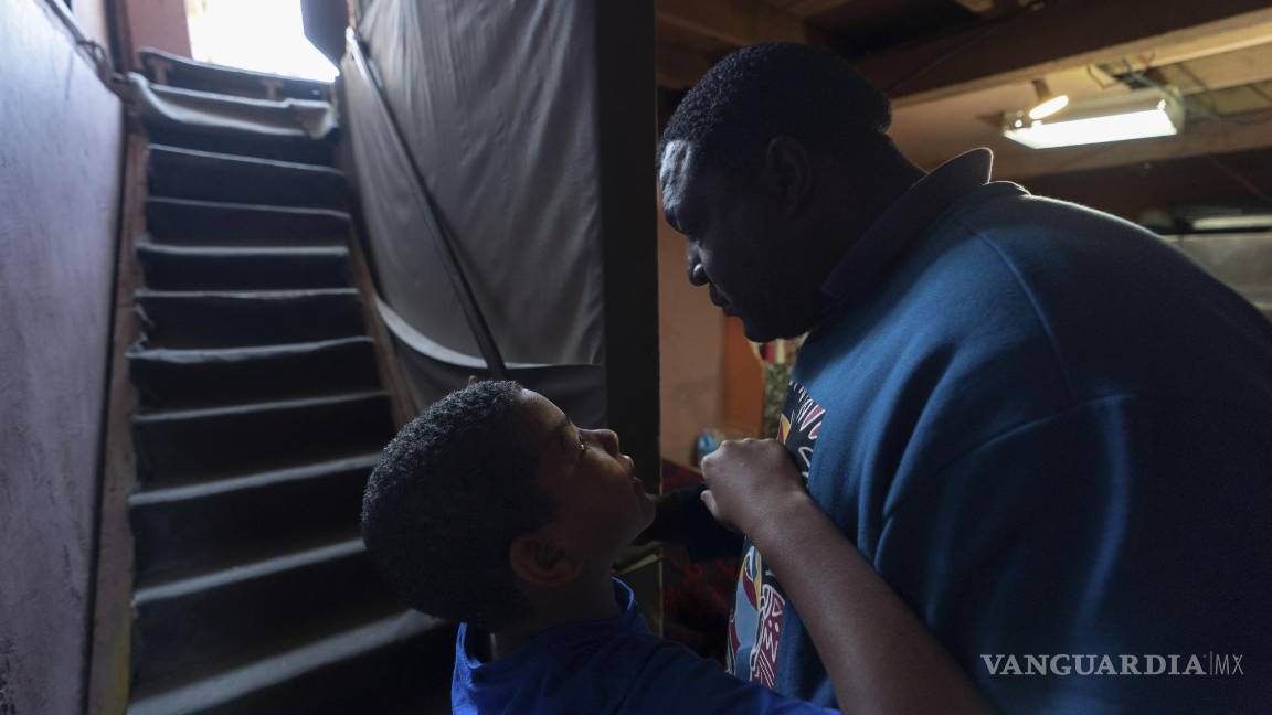$!Dayron García, un migrante cubano, abraza a su hijo mientras se alojan en la casa de Martha Rosales, a la espera de cita para solicitar asilo en Estados Unidos.