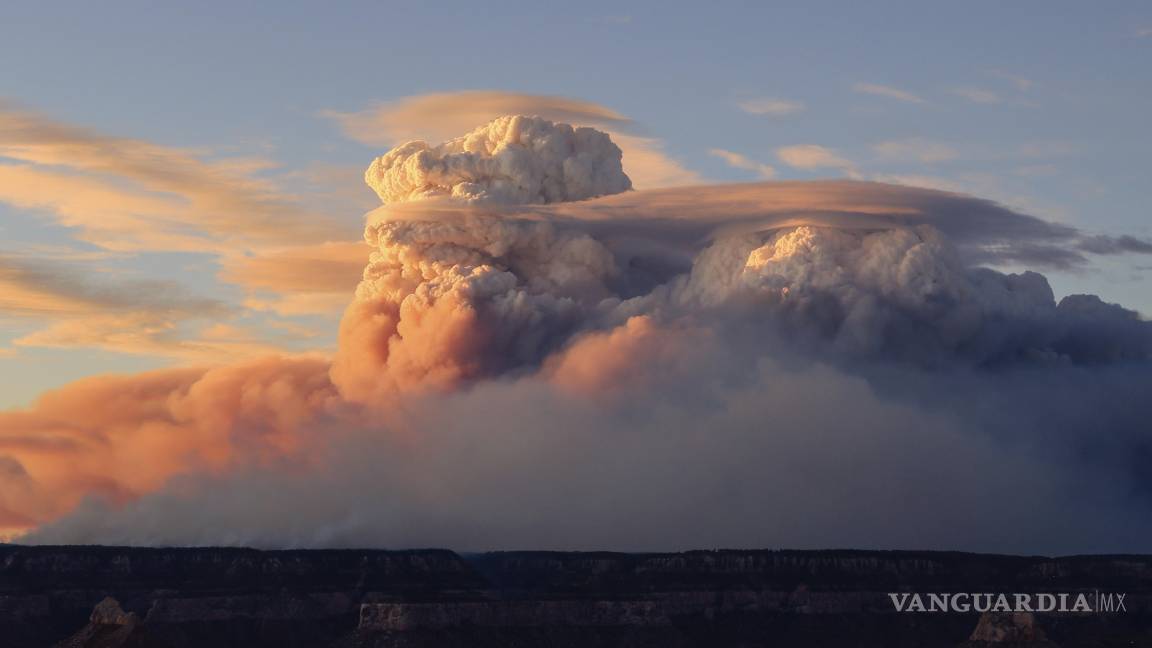 $!En esta foto proporcionada por Lin Chao, se ven nubes de fuego sobre el ramal sur del Gran Cañón, en Arizona, el domingo 27 de julio de 2025.