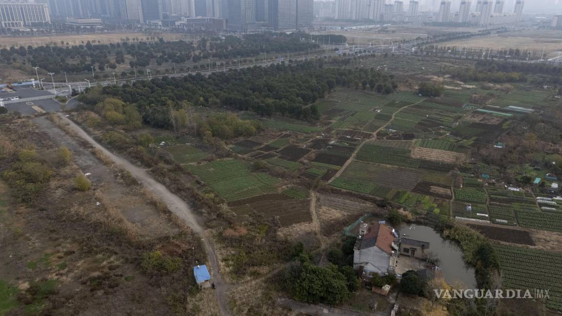 $!Un tejado azul equipado con cámaras y luces de vigilancia policial se ve cerca de la casa de Yang Guoliang en Changzhou en la provincia oriental china de Jiangsu.