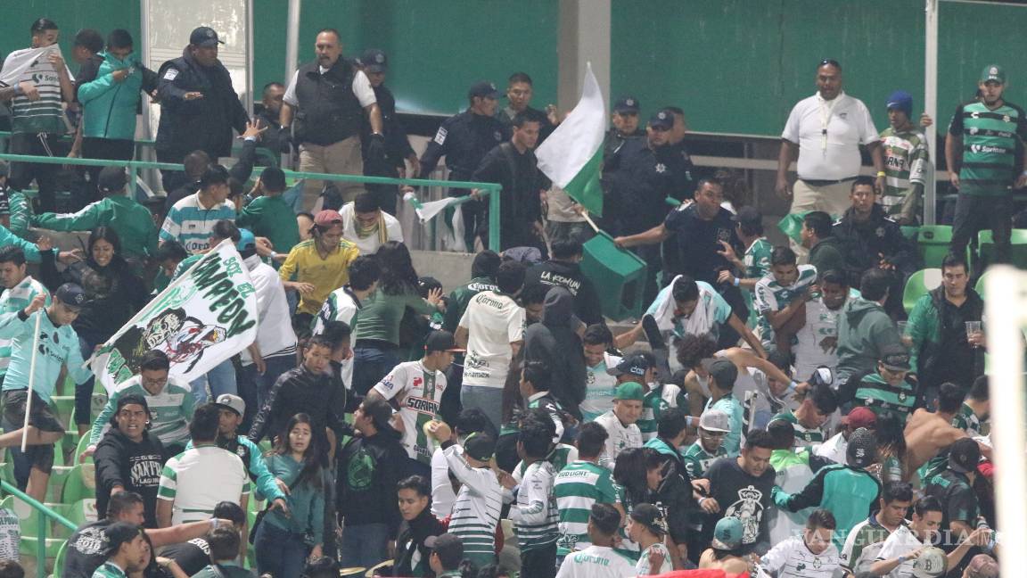 $!Policía y aficionados se pelean en el TSM