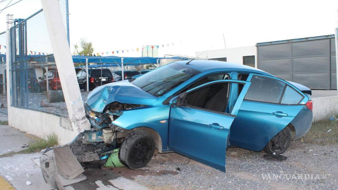 Saltillo: conductor de InDriver choca contra lote de autos