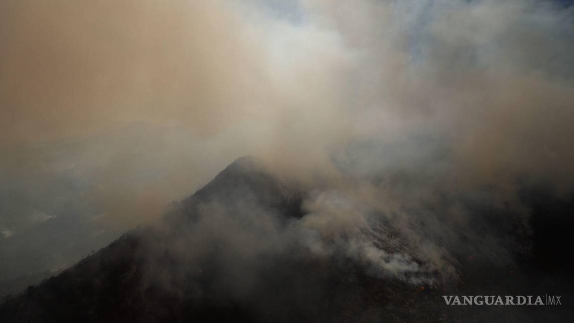 $!Saltillo, Coahuila 19 de mayo de 2022. Autoridades informaron que están en espera un avión DC-10 que descargará de retardante y así poder sofocar las fuertes llamas.