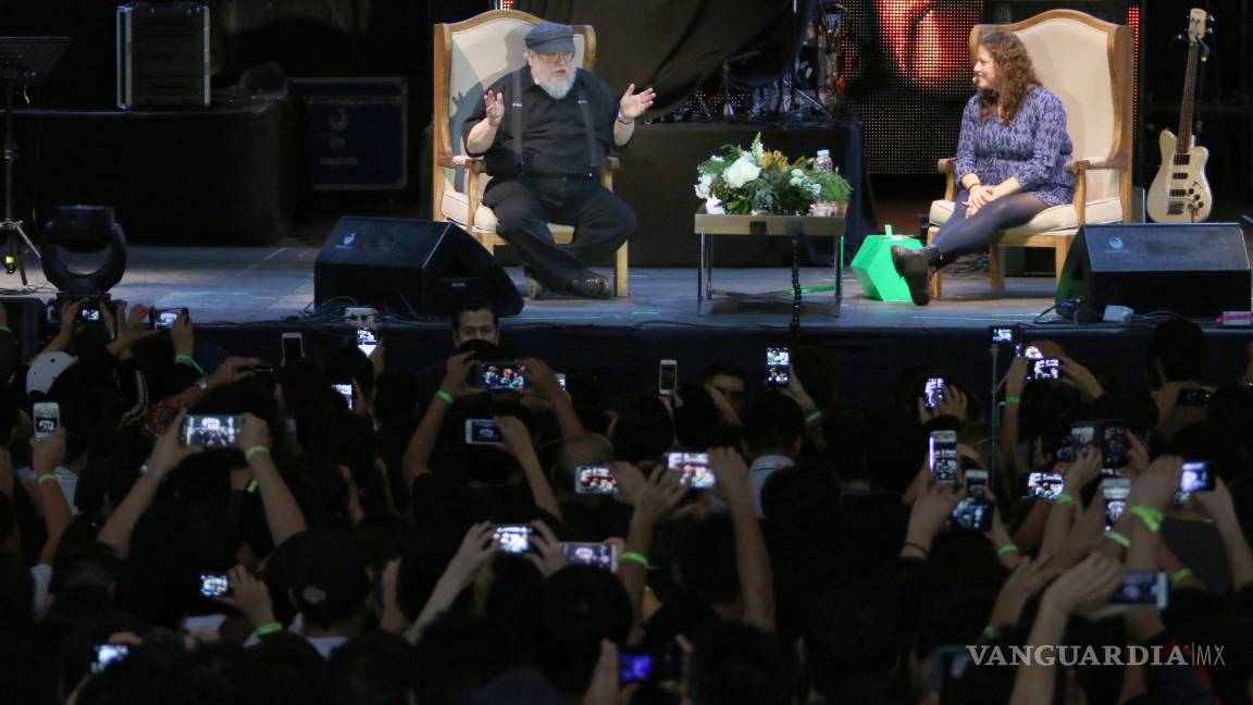 $!George R.R. Martin se sienta en el trono de Guadalajara