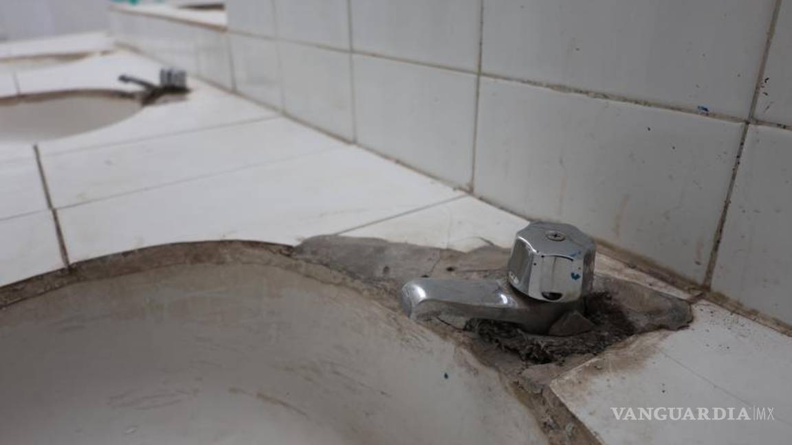 $!En el Parque Las Maravillas, los baños carecen de suministros básicos como jabón y papel higiénico.