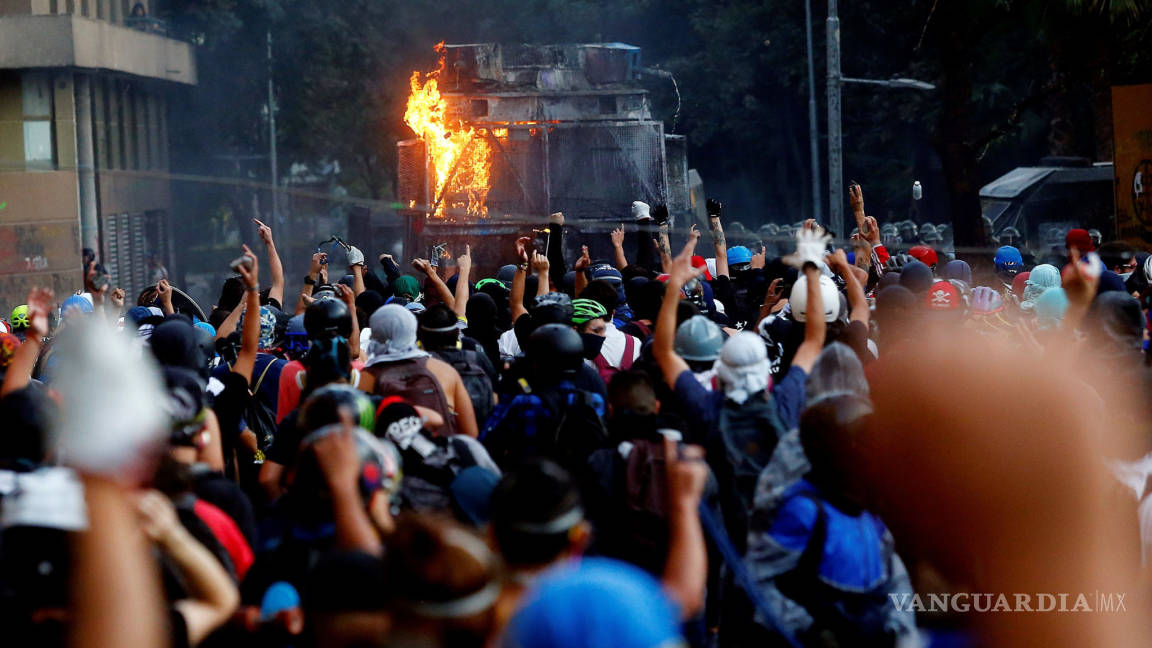 Chocan carabineros y manifestantes tras restitución de intendente chileno