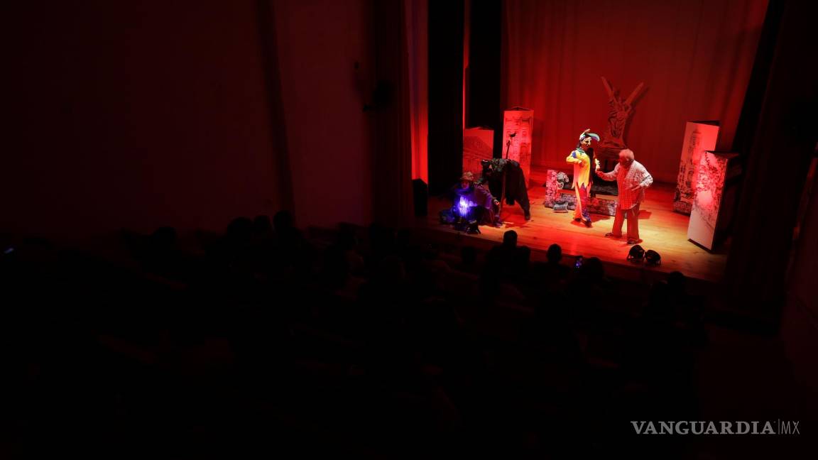 $!Saltillo, Coah. Mex. 21 de marzo del 2022 Presentación de la obra El Teatro Mata, en el teatro Garnica, que retrata la vida de un actor de teatro local y cómo interactua con la realidad desde los ojos de otros personajes.