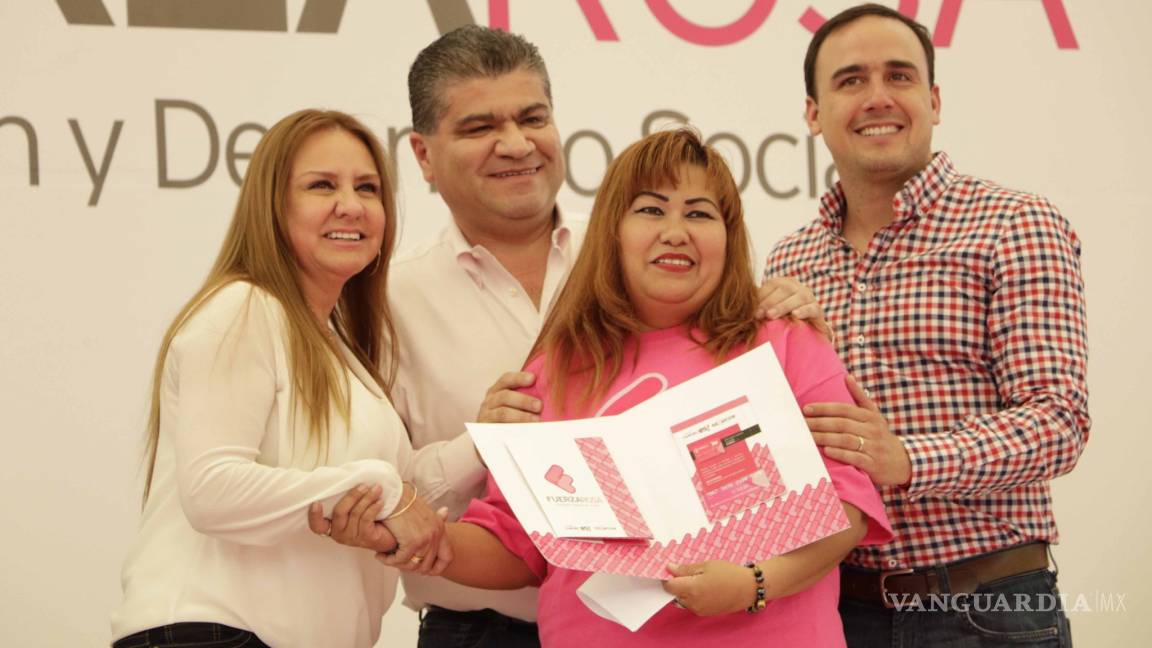 Entrega Miguel Riquelme las primeras tarjetas de “Fuerza Rosa” en Coahuila