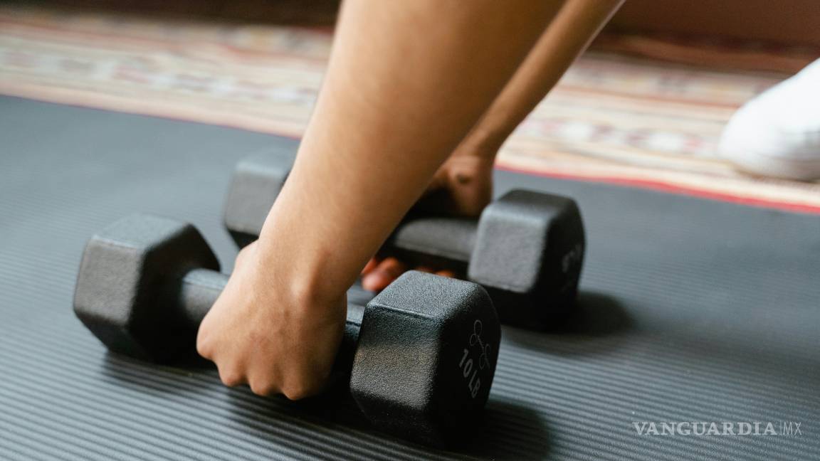 $!Peso muerto tipo maleta: entrena el gesto de levantar objetos del suelo de forma segura.