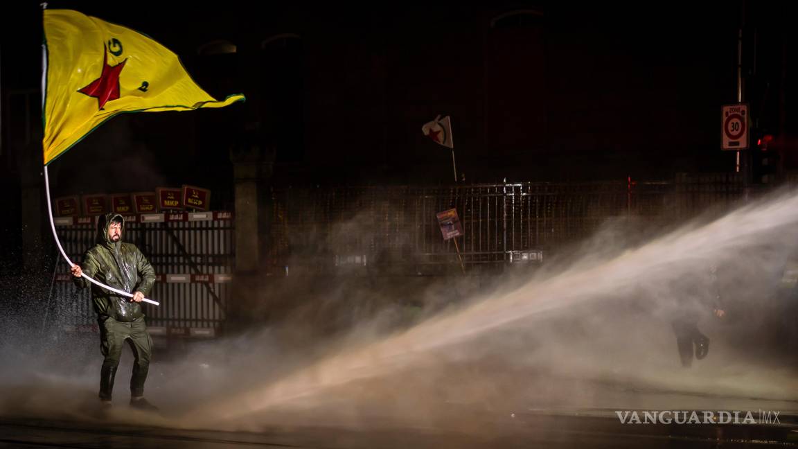 $!Un manifestantes se enfrentan a la policía en una protesta contra el Foro Económico Mundial y la visita de Donald Trump a Suiza.
