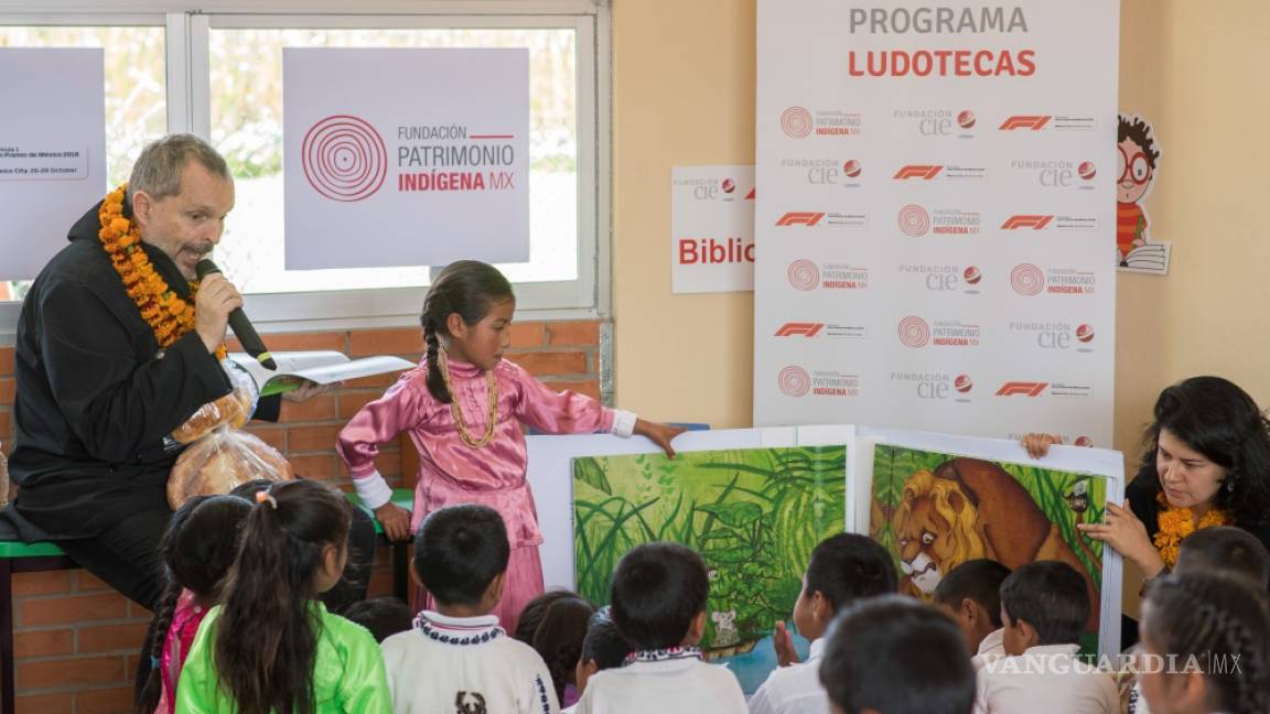 Miguel Bosé inaugura ludoteca para niños mazahuas
